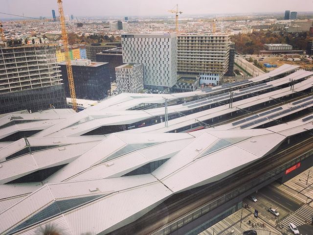 Der Wiener Hauptbahnhof. Mit seiner Dachkonstruktion ist er von oben durchaus ansprechend…#vienna #trainstation #oebb