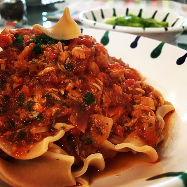 High protein pasta. Mit low carb Gurkensalat im Hintergrund und deliziöser Tomaten-Thunfisch-Soße obendrauf…#pastaporn #foodporn #pasta