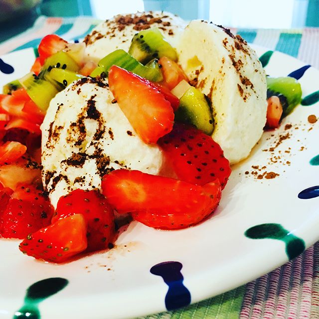 Topfenknödel mit Erdbeeren, Kiwi und Kakao #topfenknödel  #austrianfood  #eiweissohneende #foodporn #selbstgekocht
