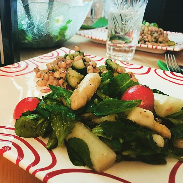 Zwei Salate 🥗. Klassischer Weiße-Bohnen-Salat und ein neu erfundener Spargel-Birnen-Tomaten-Vogerlsalat. #foodporn #foodgasm #salads #vegan #whatveganseat #spargel #lecker #lifeisgood #withmylove