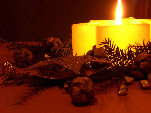 Kerze in weihnachtlicher Deko