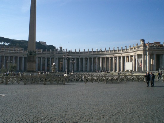 Petersplatz - rechter Säulengang mit Platz
