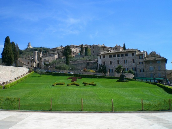 Stadtbild Assisi - aus Blickrichtung der Basikila des hl. Franziskus