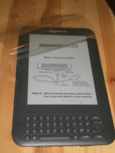 Amazon Kindle Unboxing: Die obere Schutzfolie schützt die gesamte Oberseite vor Transportschäden