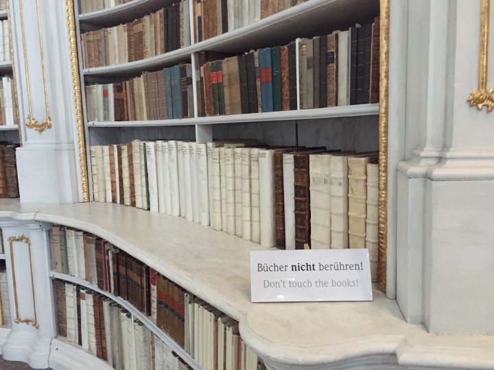 Gebot: Bücher bitte nicht berühren. Aus der Klosterbibliothek des Stift Admont