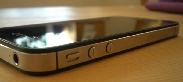 Stummschalter und Lautstärkenschalter des iPhone 4S