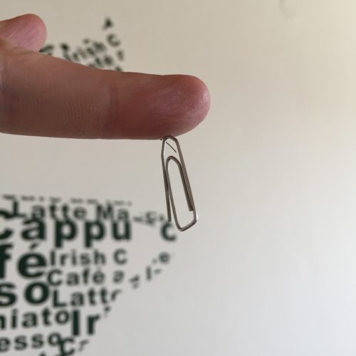 Eine Büroklammer hängt am Finger mit dem Magnetimplantat