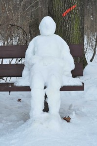 Ein Schneemann auf der Bank (frontal)