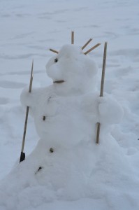 Schneemann mit Stöcken ausstaffiert (seitlich)