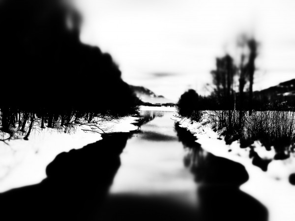 Der winterliche Fluss wird durch Weichzeichnen, höheren Kontrast etc. zum Rorschach-Bild