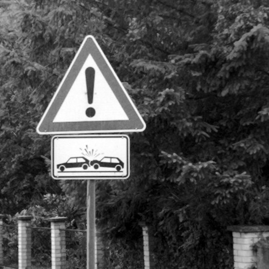 Verkehrsschild: Vorsicht Unfallgefahr (Symbolfoto)