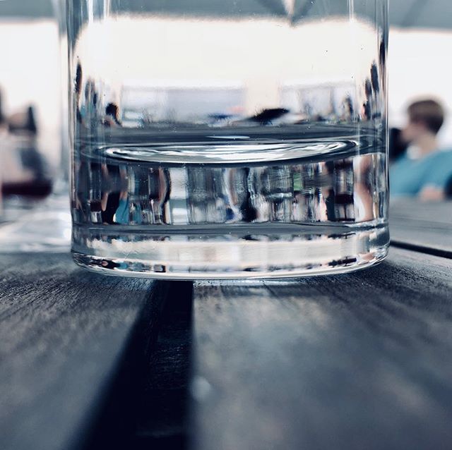 Blaue Spiegelungen. .....#spiegelung #mirroring #tumbler #waterglass #drinks #blue #perspective #onthetable #party #evening #summertime