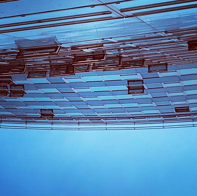 Upside down...#wien #vienna  #wienliebe #viennalove  #igersvienna #welovevienna #austria #365austria #archilovers #architecture #archiphoto #archilove #architecturelovers #architektur #buildings #facade #windows #blue