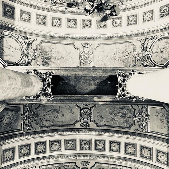 Die Decke im Prunksaal der Österreichischen Nationalbibliothek ist etwas für Symmetrie-Fans....#nationalbibliothek #oenb #prunk #prunksaal #prunksaaldernationalbibliothekwien  #symmetry #barock #baroque #wien #vienna  #wienliebe #viennalove  #igersvienna #welovevienna #austria #feelaustria #365austria #hofburg #europe #living_europe #topeuropephoto #archilovers #architecture #archiphoto #archilove #lookup #hansguckindieluft #blackandwhite