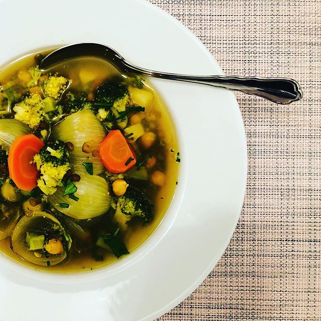 Veggie soup with chick peas & lentils...#eathealthy #veganeating #igersviennafoodie #igersvienna #foodphotography #soupstagram #healthyfood #healthyeating